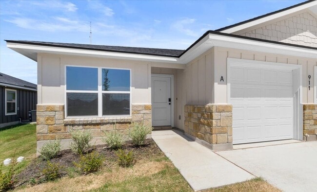 Building Photo - 911 Sevenleaf Ln