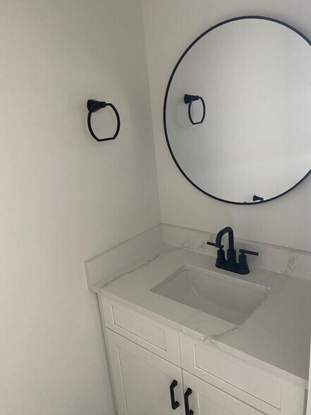 Building Photo - 53 River