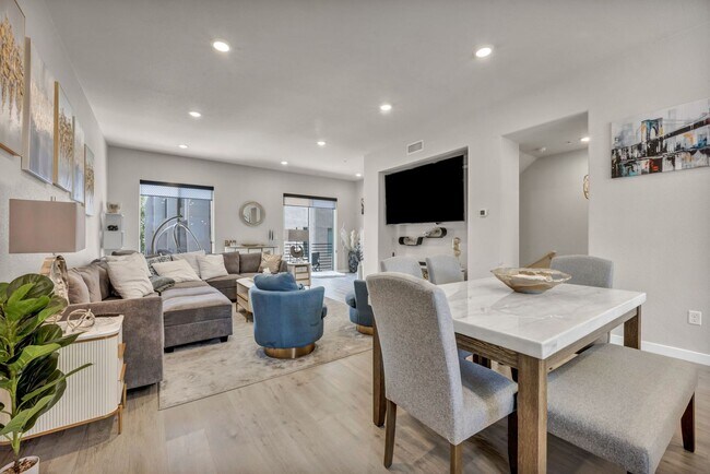 Building Photo - Fully Furnished Modern Townhome with utilities included and flexible lease options available