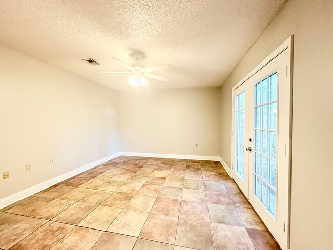 Building Photo - 403 Fox Run Ave