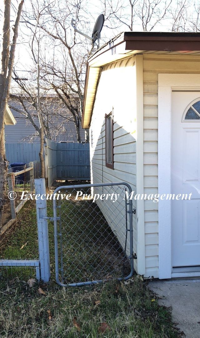 Primary Photo - 908 J R Ct