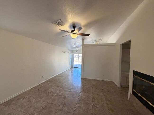 Building Photo - Centrally Located