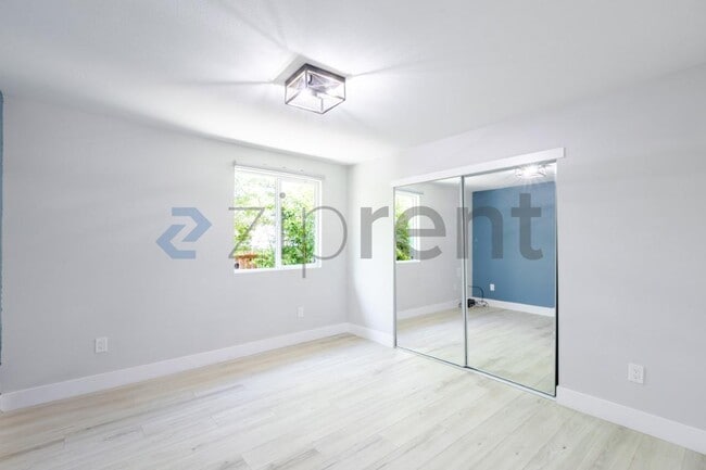 Building Photo - Unit