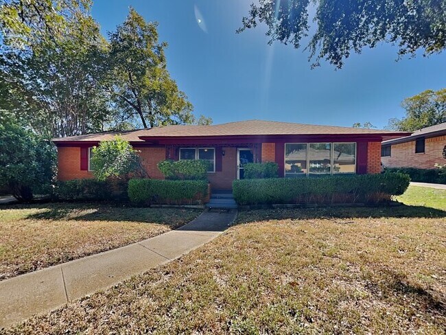 Primary Photo - 836 Misty Glen Ln