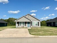 Building Photo - Quiet Neighborhoods/Paved Road/Cozy Home