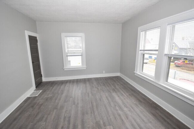 Building Photo - 2 bedroom Mishawaka Duplex