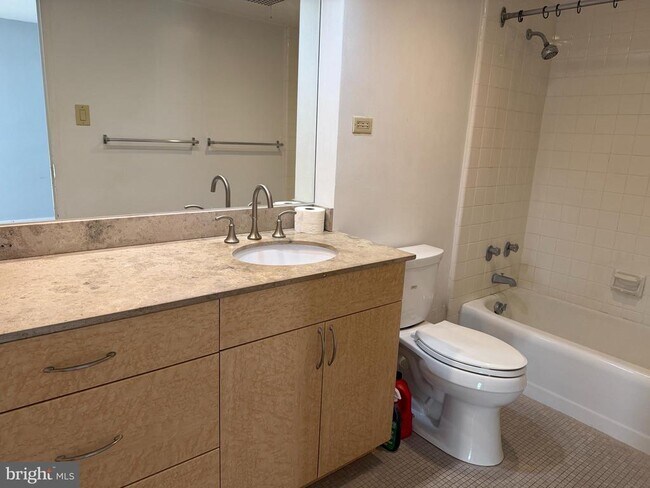 Building Photo - 604 S Washington Square