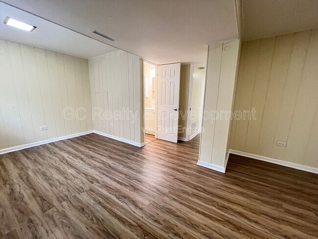 Building Photo - 206 E Center St