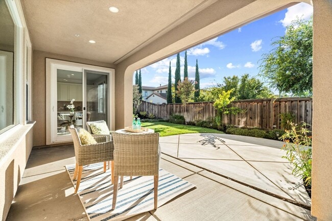 Building Photo - HILLTOP CORNER HOME WITH GORGEOUS VIEWS