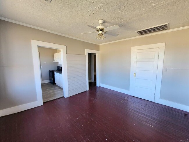 Building Photo - 210 W Osceola St