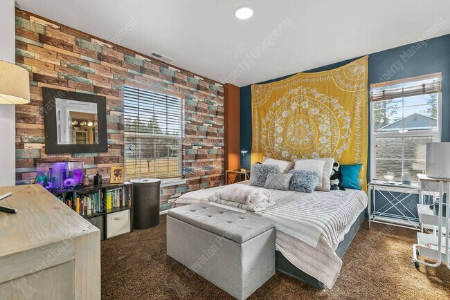 Building Photo - **UNFURNISHED** Charming and unique 2 BR in an upscale west Bend neighborhood