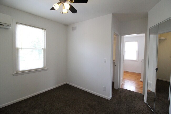 Building Photo - December FREE On This One Bedroom One Bath Apartment Near KU Med