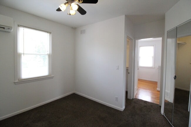 Building Photo - February FREE On This One Bedroom One Bath Apartment Near KU Med