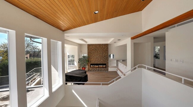 Building Photo - 5bd/5ba Mercer Island Home