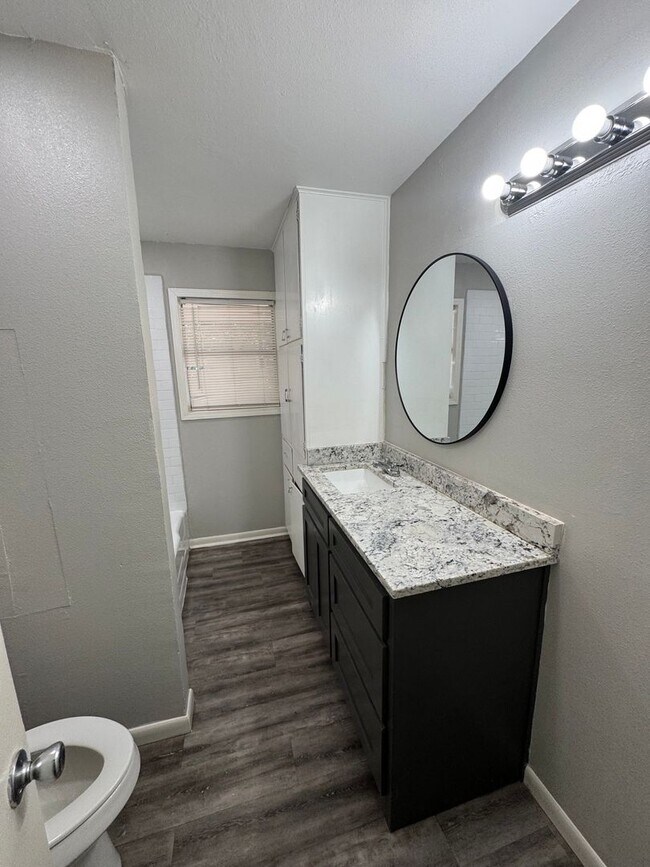 Building Photo - Updated 2 bedroom