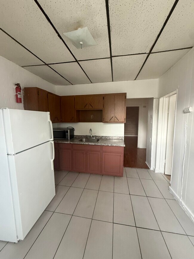 Building Photo - 1128 Summit Ave