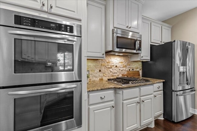 Building Photo - 4 Bedroom 3.5 Bath Heights At Stone Oak Subdivision