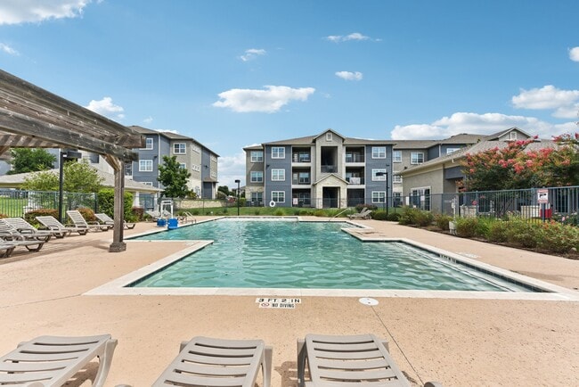 Swimming Pool and Sundeck - THE HEIGHTS ON PARMER I