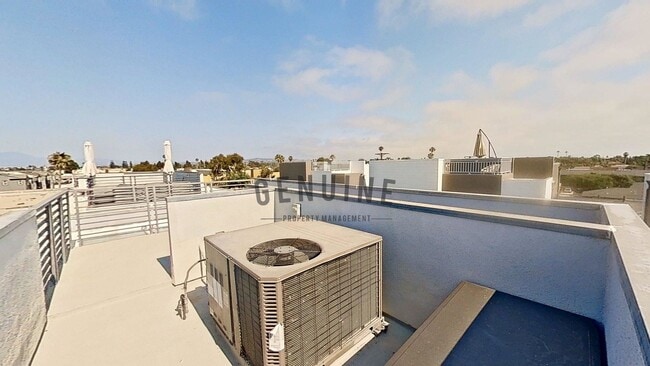 Building Photo - 3Bd 2.5Ba Townhouse w/Rooftop Deck