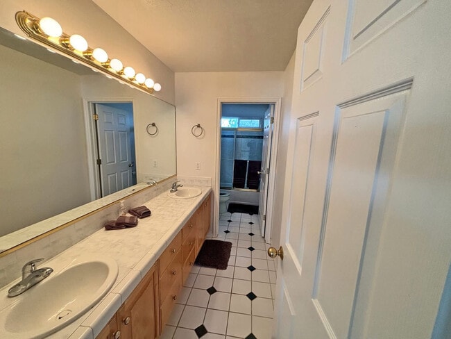 Building Photo - 2009 Sweetbriar Ln