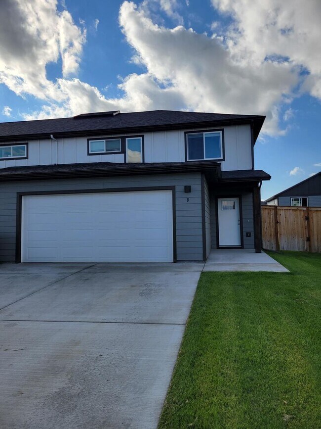 Building Photo - 3 Bedroom 2 1/2 Bathroom Townhouse- NEWLY BUILT-