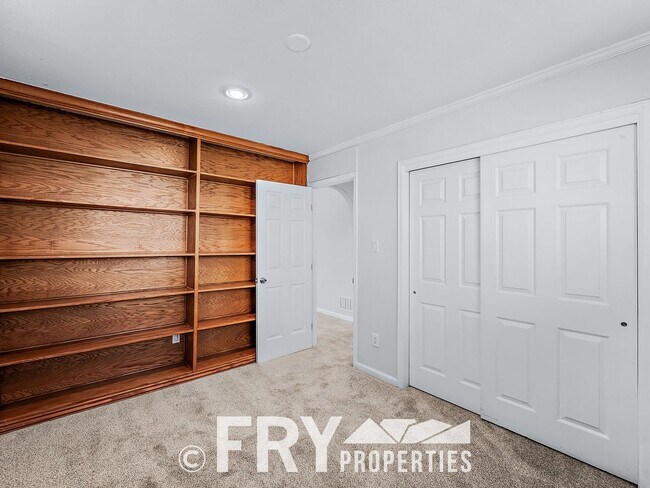 Building Photo - Updated Duplex on Large Lot in Great Location