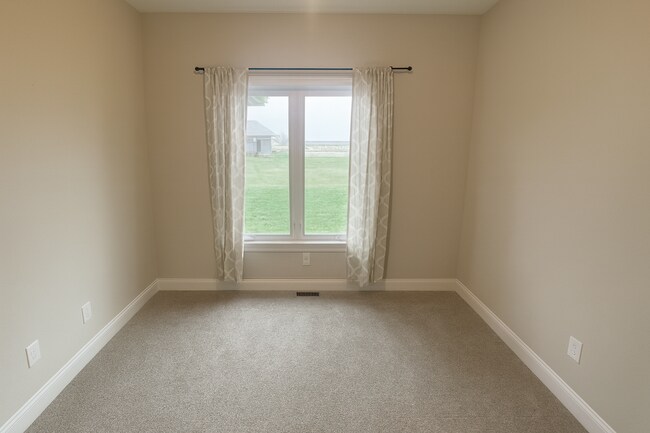 Building Photo - Spacious 4 Bedroom Home with Basement and Wet Bar in Clearwater