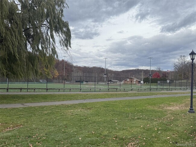 Building Photo - 260 Gainsborg Ave