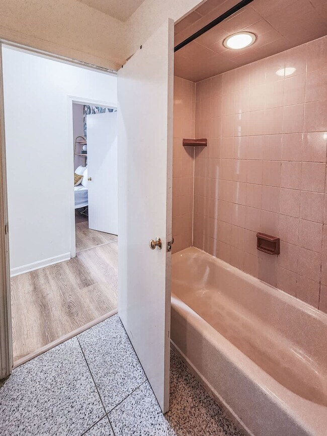 Building Photo - 1411 W Grand Ave