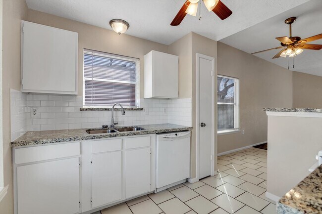 Building Photo - 20235 Apache Gardens Ln