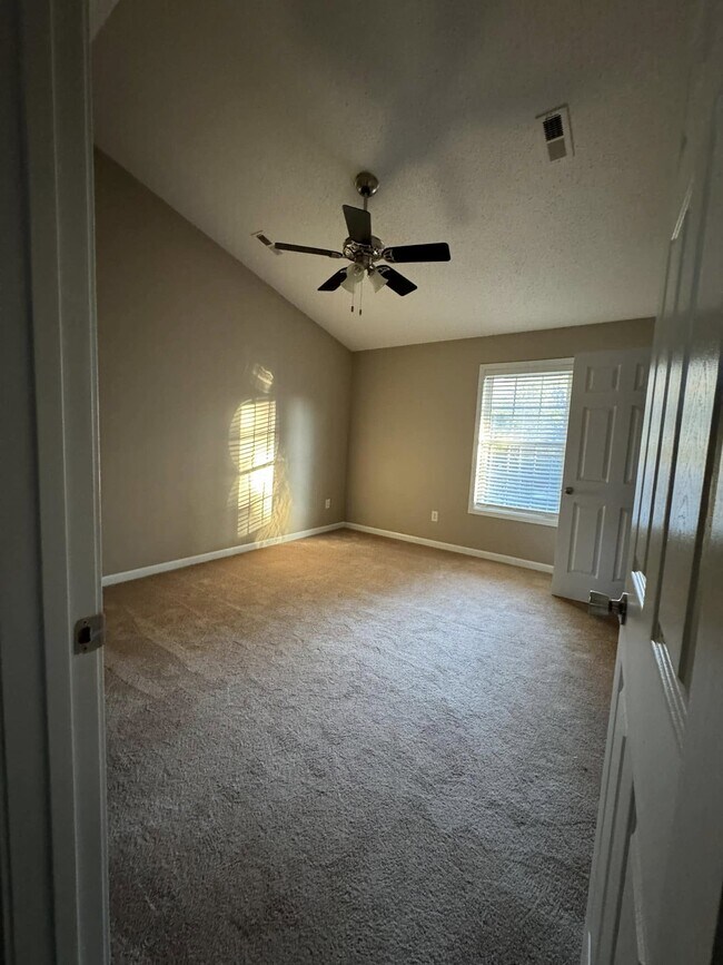 Building Photo - 119 Amanda Ln