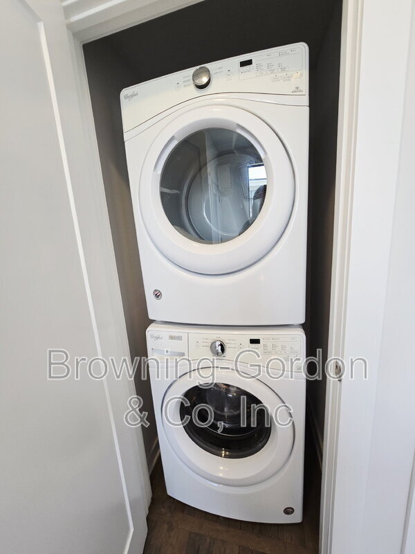 Building Photo - 1035 Chester Ave