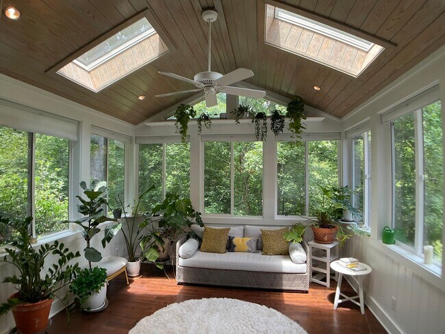 Building Photo - Executive Home in The Heart of Chapel Hill!