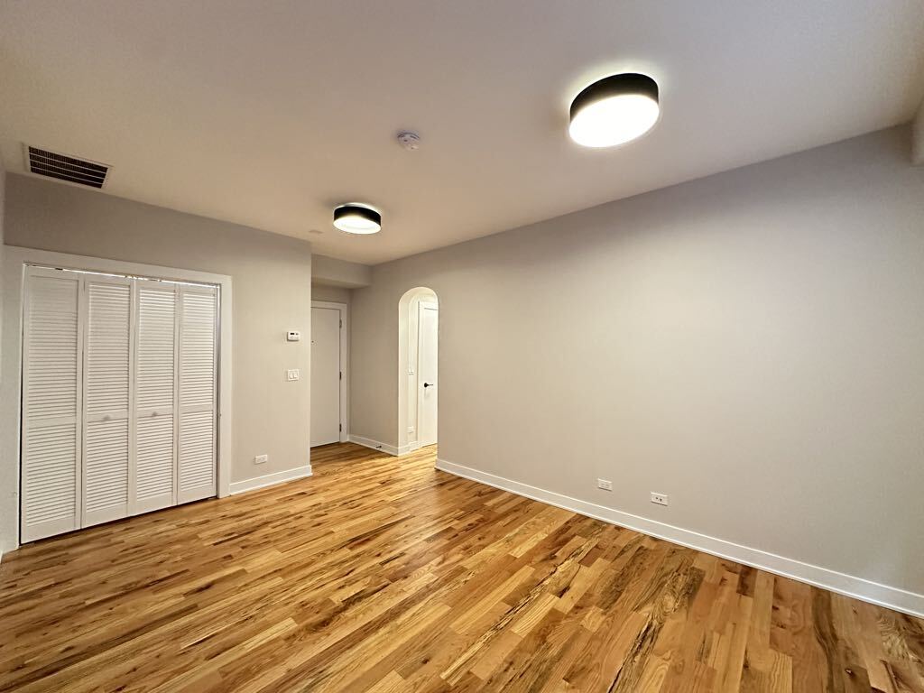 Building Photo - 643 W Wrightwood Ave
