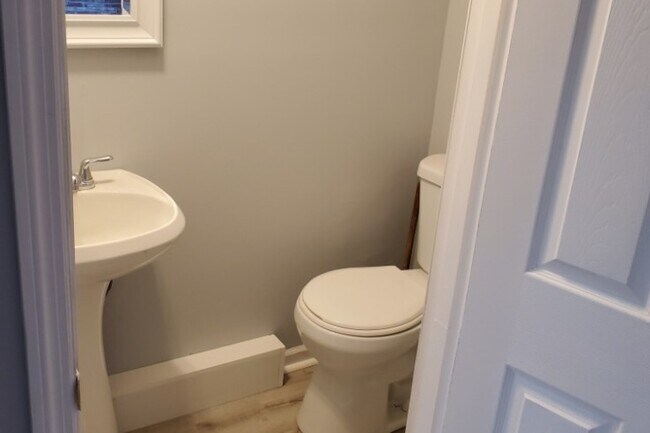 Full bath - 1615 E Eyre St