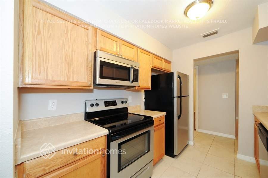 Building Photo - 2324 Fulton Way SW