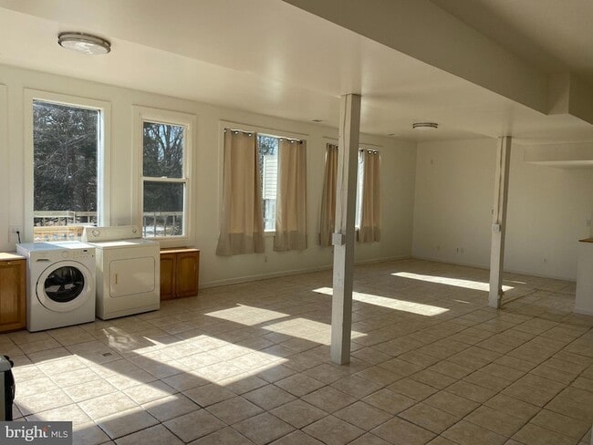 Building Photo - 856 Spriggs Rd