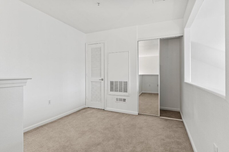 Building Photo - 5350 Dunlay Dr