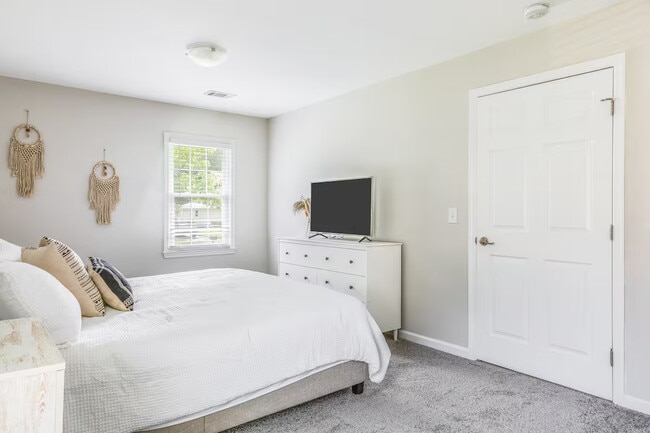 Building Photo - Horne Pl Main House