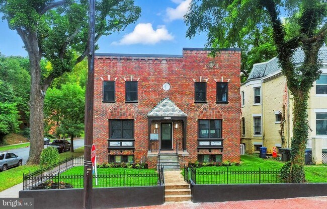 Building Photo - 2256 High St SE