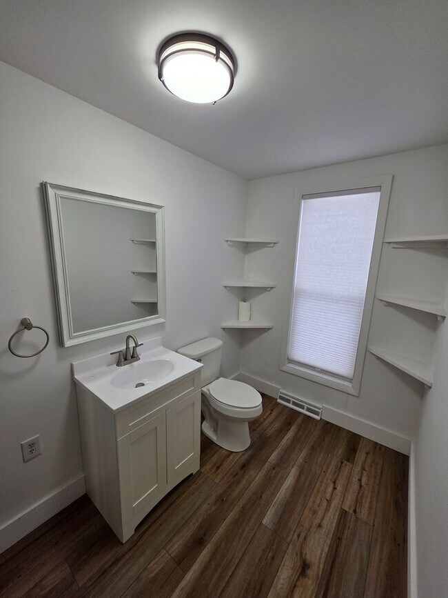 Building Photo - Four Bedroom House Available in Battle Creek!