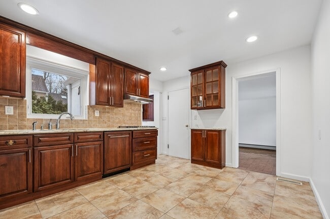 Building Photo - 52 Knickerbocker Rd