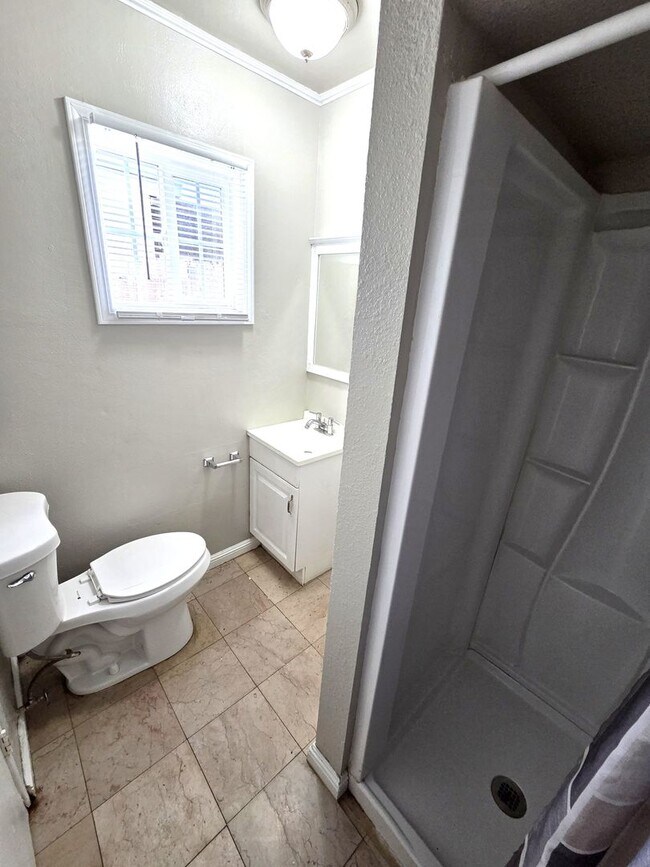 Building Photo - 4 Bedroom 2 Bath Home