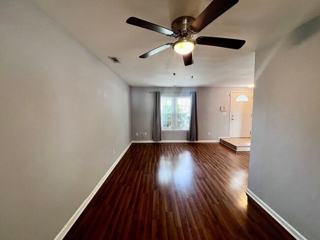 Building Photo - Charming Townhome in the Heart of Virginia Beach