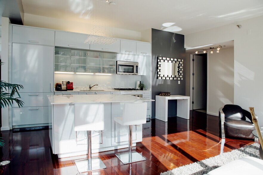 Building Photo - 550 N Saint Clair St