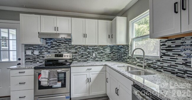 Building Photo - 910 E 6th Ave