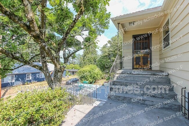 Building Photo - 616 SW Moss St