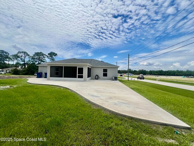 Building Photo - 499 Oakleaf St SW