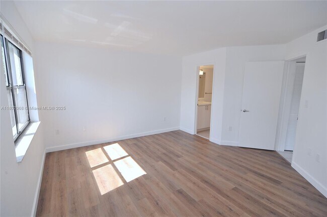 Building Photo - 9427 Fontainebleau Blvd