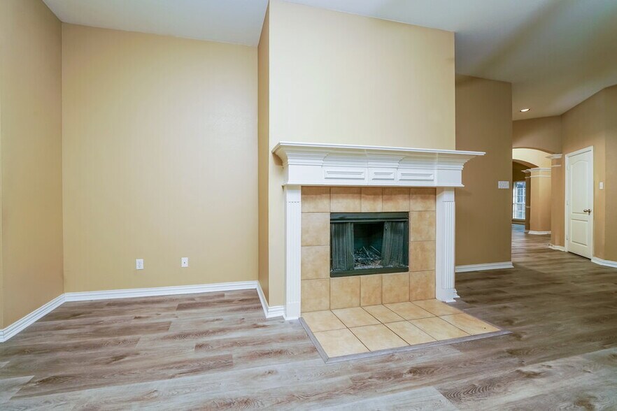 Building Photo - 5404 Centeridge Ln